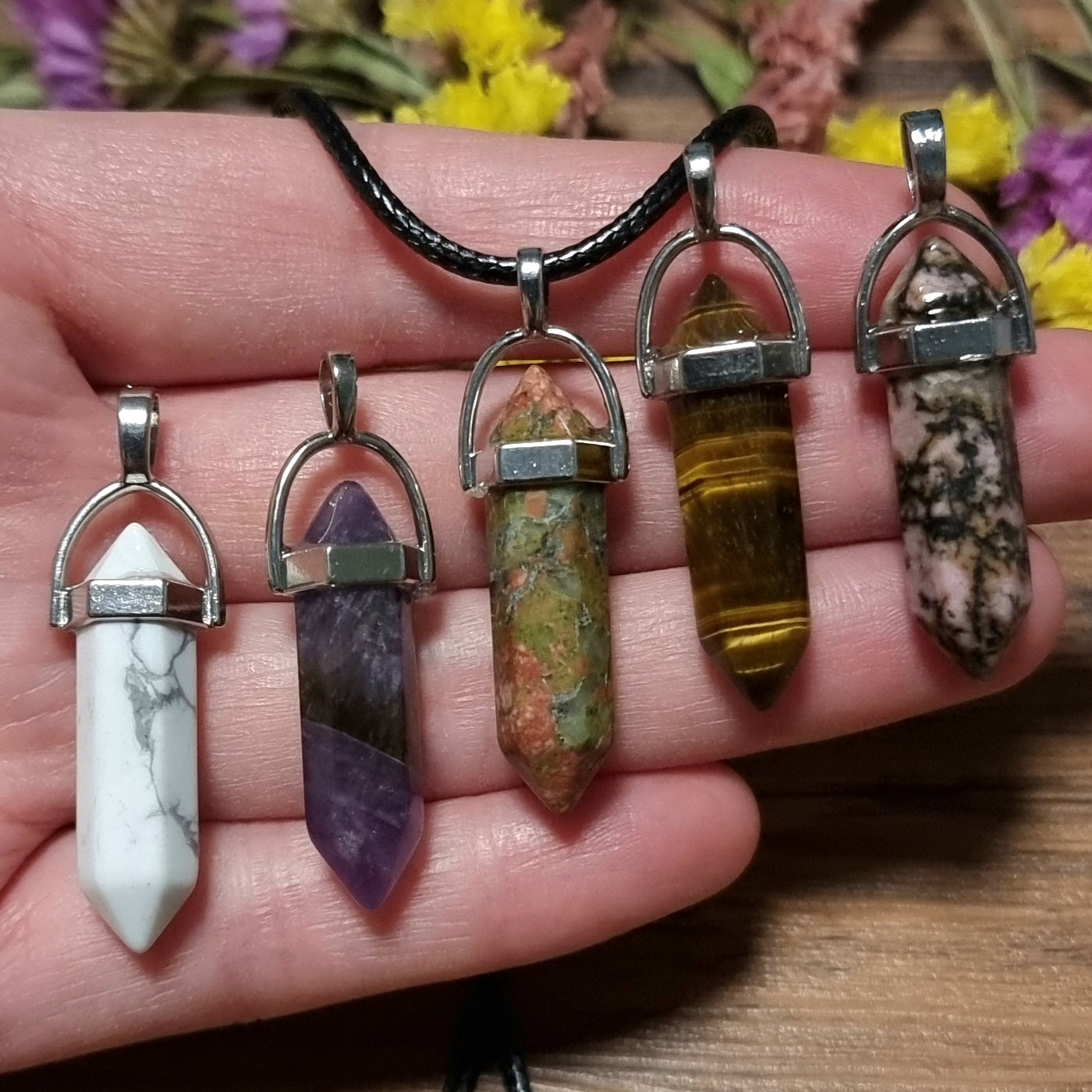 Set de 5 Puntas Biterminadas Piedra Howlita, Amatista, Unakita, Ojo de Tigre y Rodonita