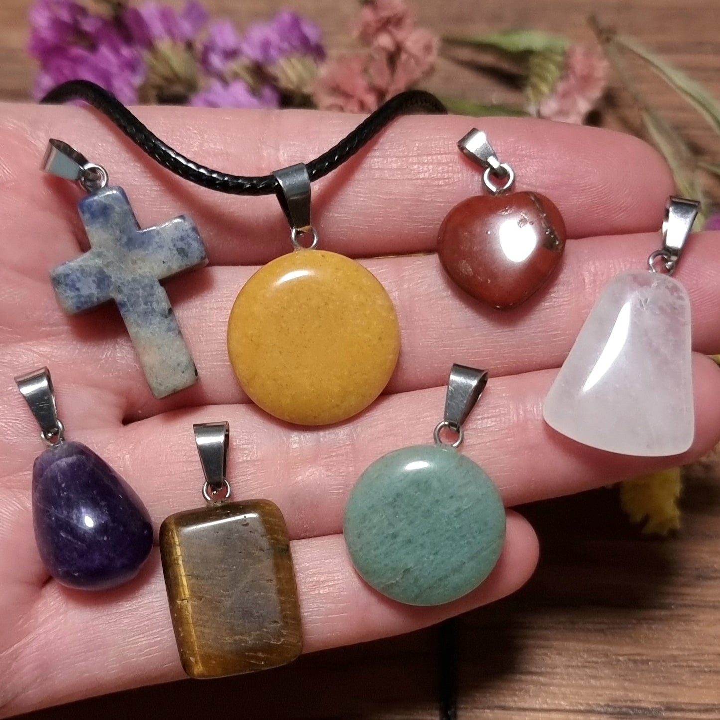 Set de 7 Colgantes de Piedra Sodalita, Jaspe Amarillo, Aventurina, Amatista, Ojo de Tigre, Cuarzo Cristal y Jaspe Rojo