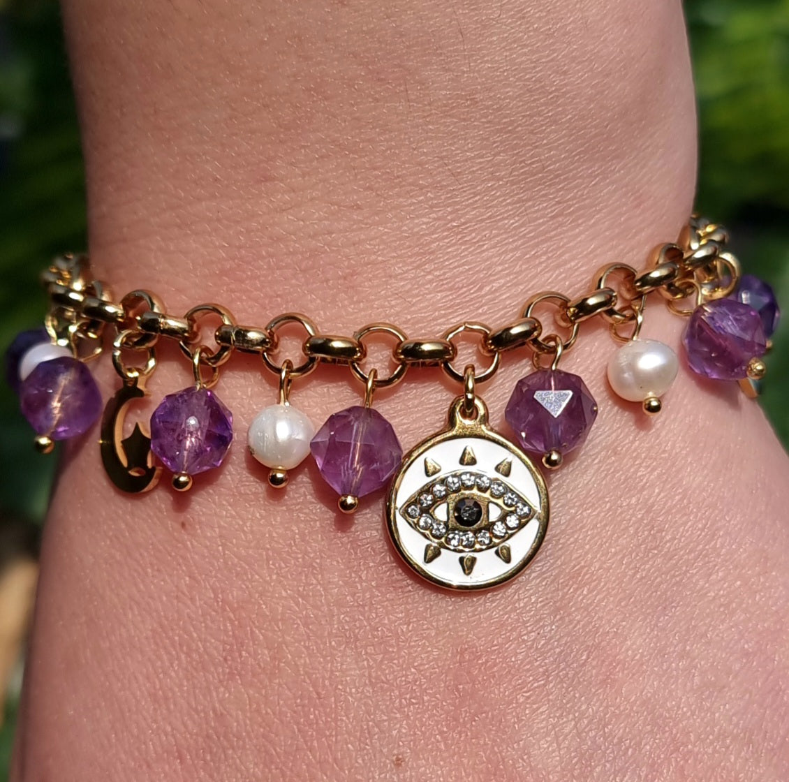 Pulsera Acero Quirúrgico Dorado Ojo Turco, Amatista Facetada y Perlas de Río