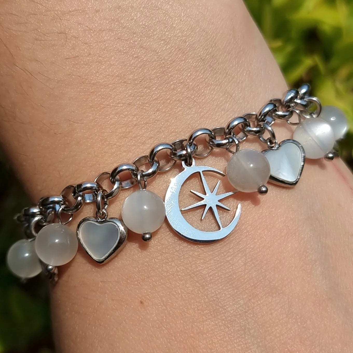 Pulsera Acero Quirúrgico Corazones de Madreperla y Piedra Luna Blanca Alta Calidad